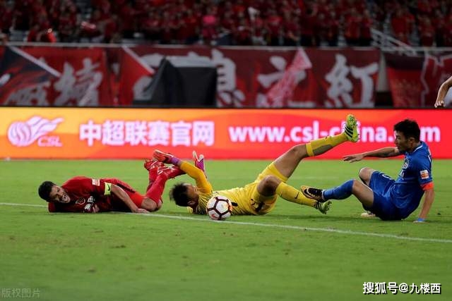 盲目追捧的悖论：批评与支持的双重标准